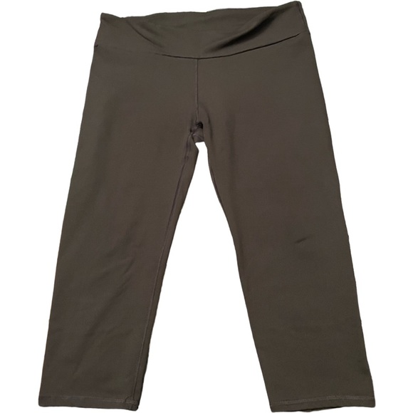 Fabletics Mid-Rise Capri - Picture 2 of 5